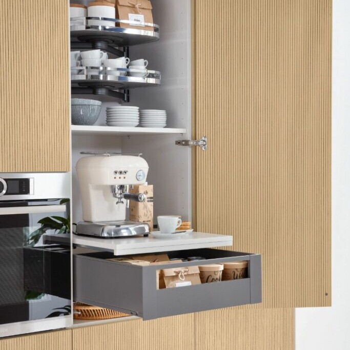 Moderne Küche mit hellen Holzfronten und integriertem Hochschrank