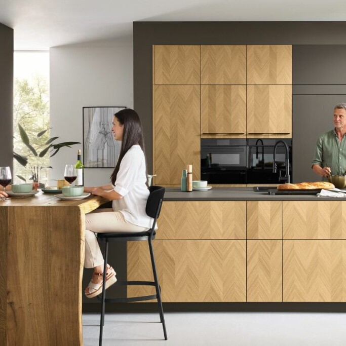 Moderne Küche mit Holzfronten und großzügiger Kücheninsel