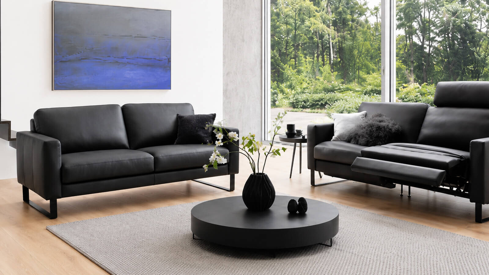 Wohnzimmer mit Holzmöbeln, TV-Wand und natürlichen Materialien