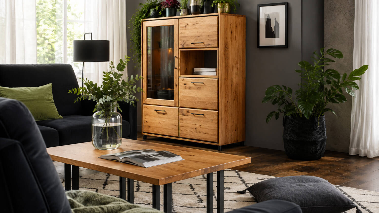 Natura Home Wohnwand und Holzmöbel in einem gemütlich eingerichteten Wohnzimmer