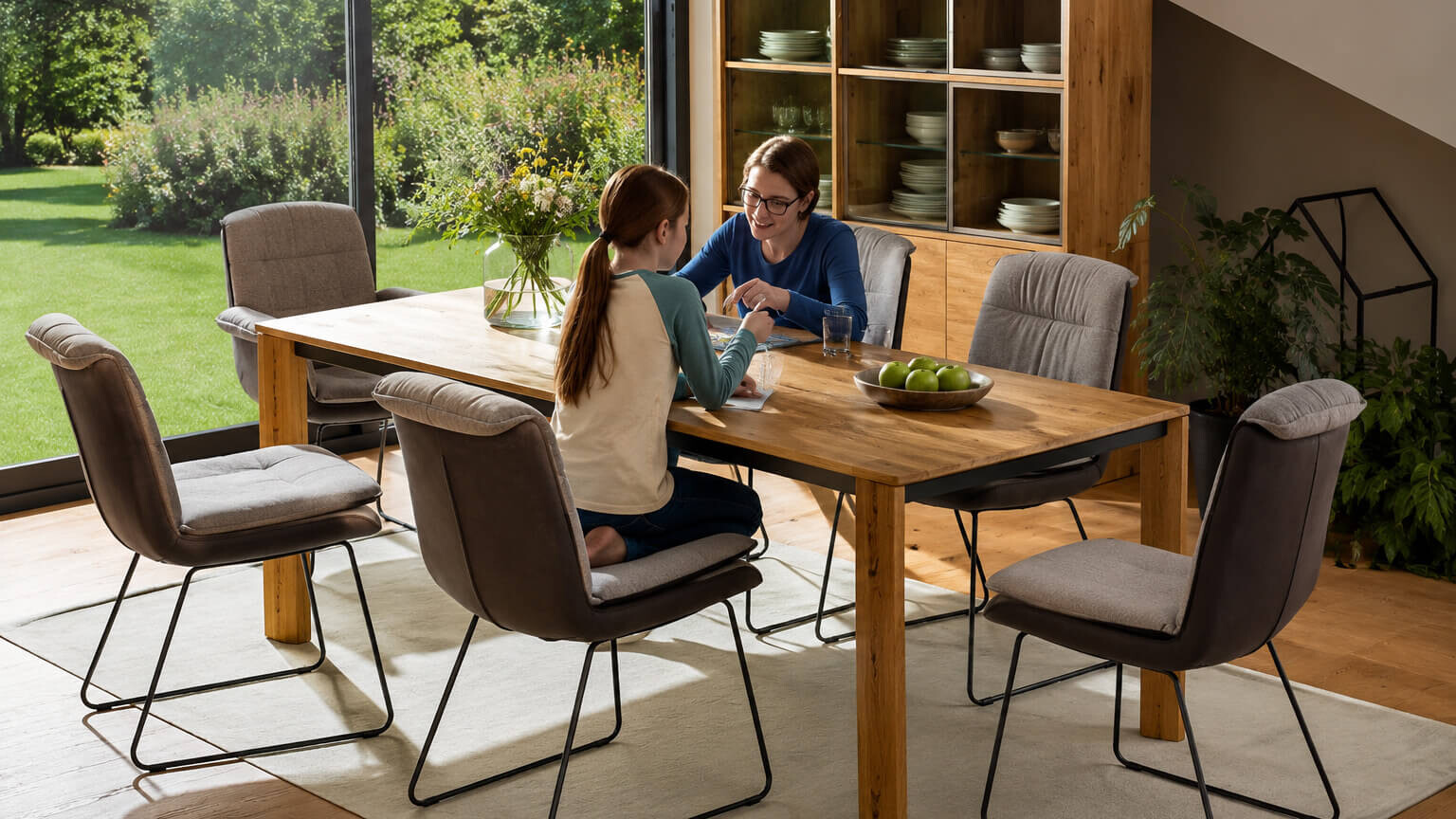 Natura Home Holzesstisch mit Stühlen bei einer persönlichen Beratung