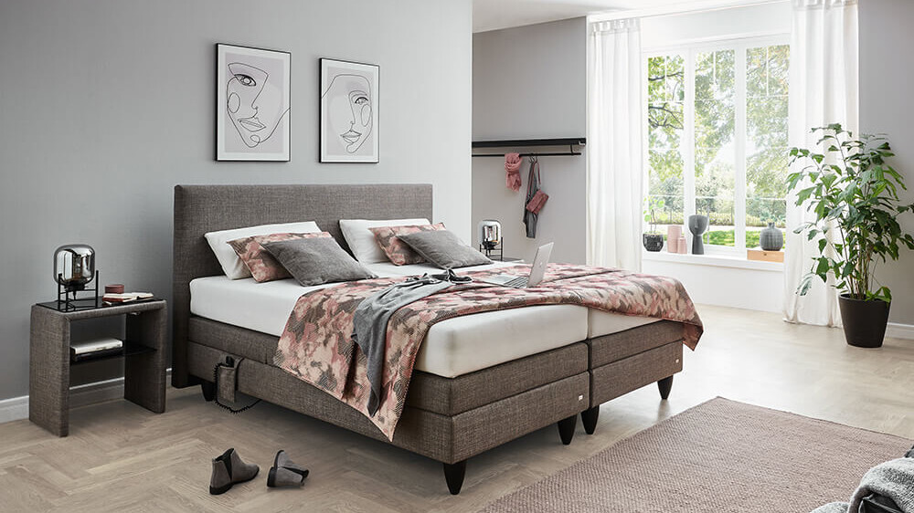 RUF Polsterbett mit gepolstertem Kopfteil in einem hellen Schlafzimmer