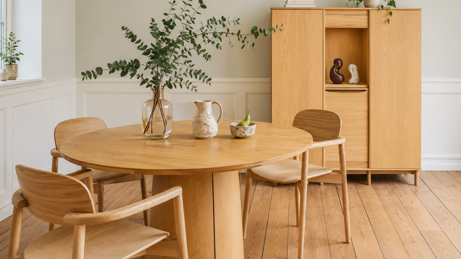 Skovby Esstisch aus Holz mit Stühlen in einem hellen Esszimmer
