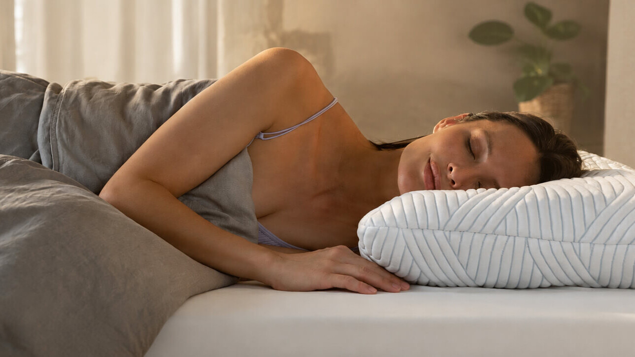 Person liegt entspannt auf einer TEMPUR Matratze im Bett