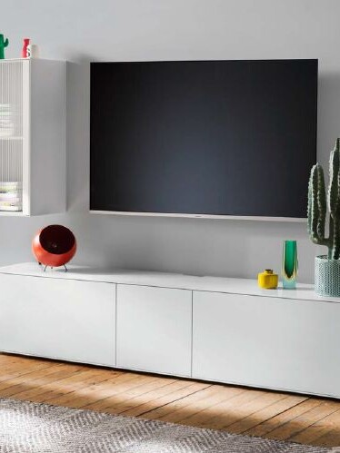 Moderne Wohnwand mit TV, Lowboard und hellen Fronten