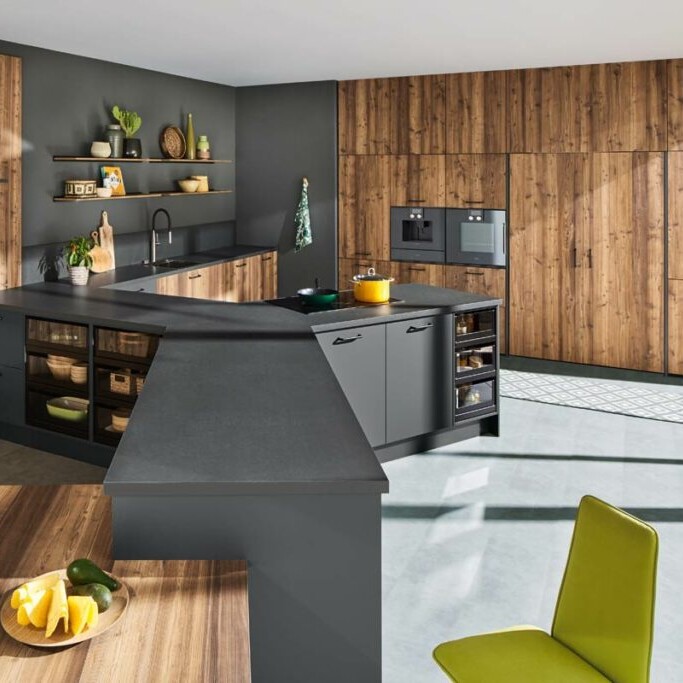 Moderne Küche mit dunklen Holzfronten, Kücheninsel und offenen Regalen